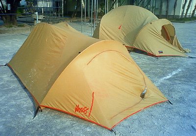 校庭でテントを張る Low Level Camper